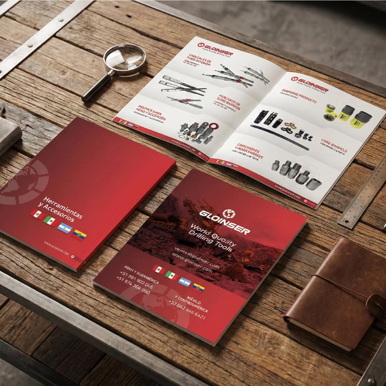 brochure empresarial sobre mesa de madera industrial.